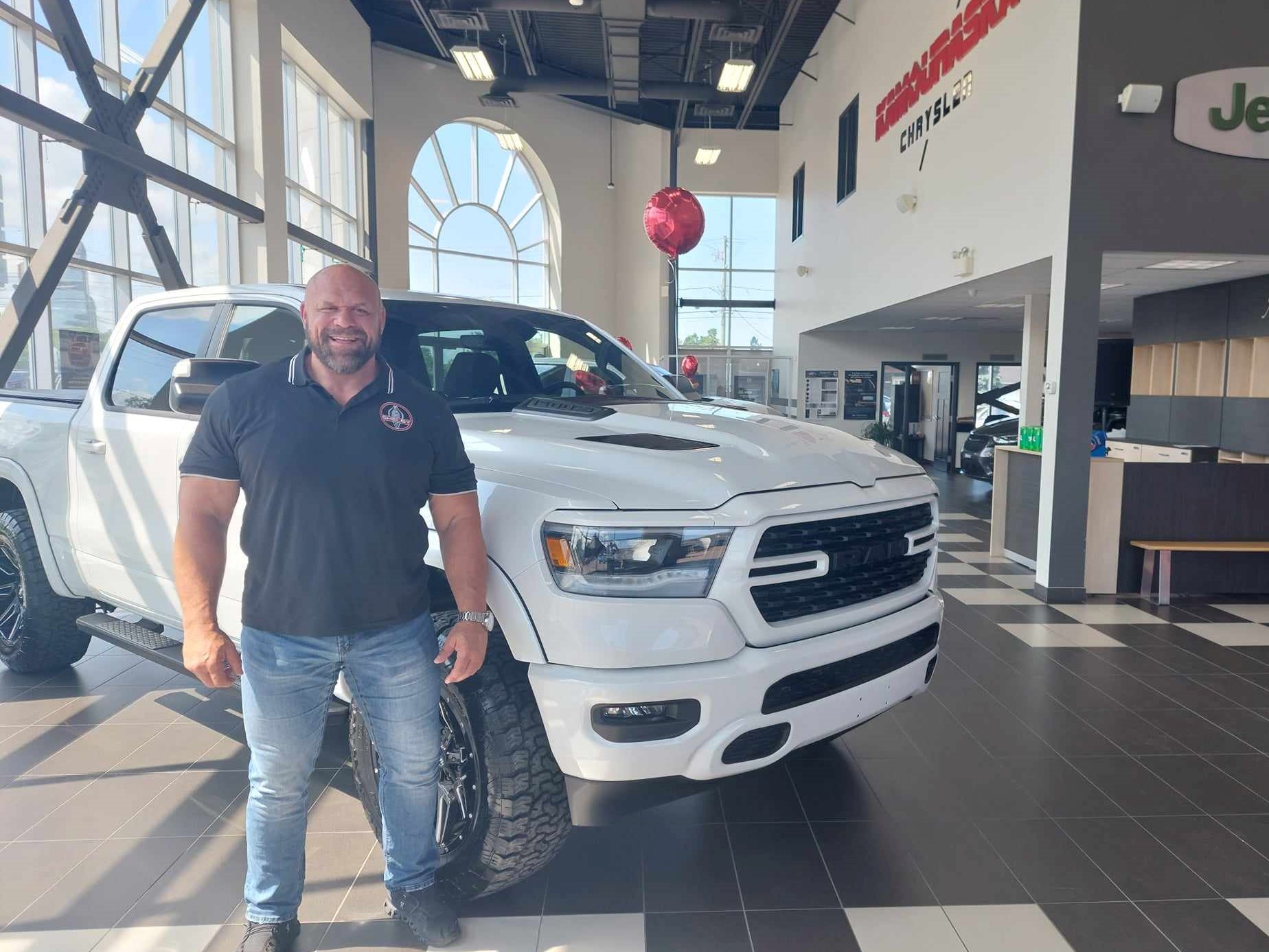 L’homme fort Hugo Girard en visite chez Olivier Kamouraska Chrysler ...