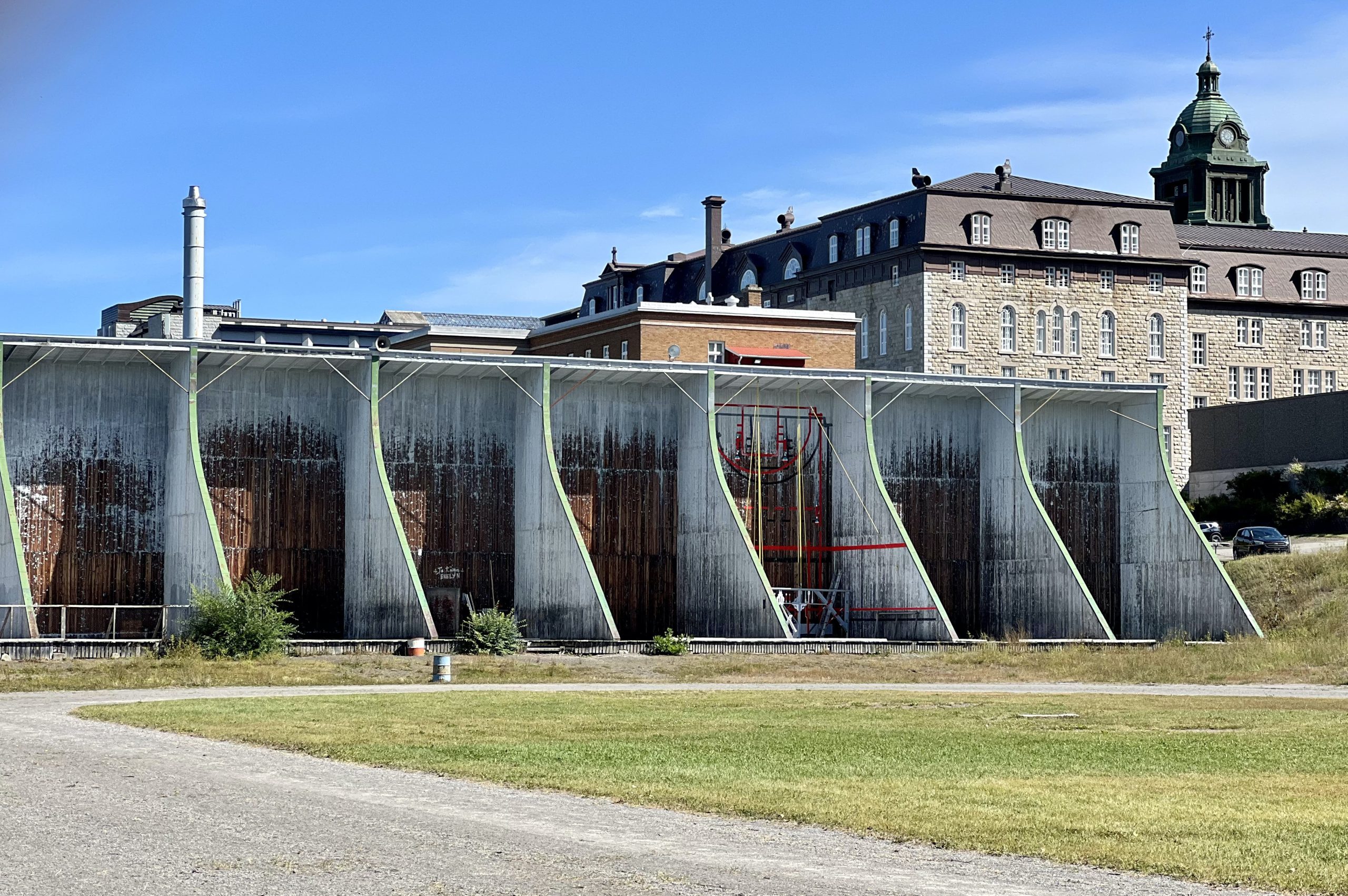 Collège de Sainte-Anne-de-la-Pocatière : La structure de balle au mur pourrait être réhabilitée