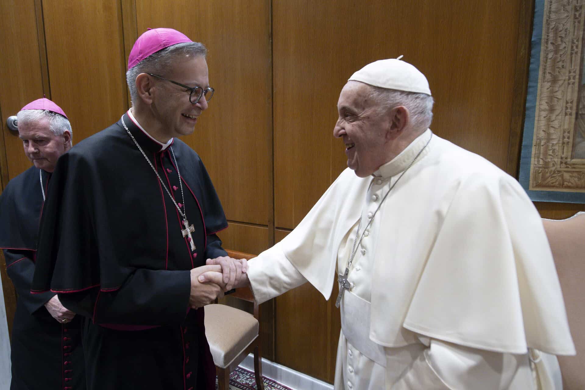 L’évêque du diocèse de Sainte-Anne-de-la-Pocatière, Mgr Pierre Goudreault serrant la main du Saint-Père. Photo : Diocèse de Sainte-Anne-de-la-Pocatière