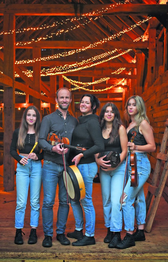 La famille LeBlanc plonge dans les traditions acadiennes avec Perdrais-je mon temps. Photo : Courtoisie